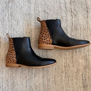 Sseko Designs Chelsea V Boot in Black and Fauna size US 9
